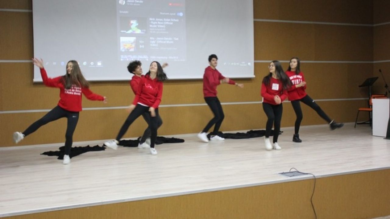 Nevşehir Doğa Koleji Lise bölümü öğrencilerinden İngilizce performans