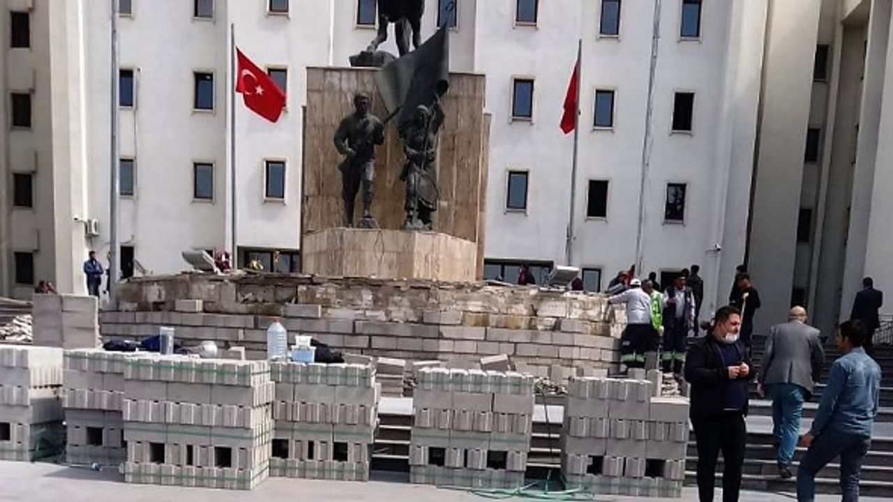 Atatürk büstünün etrafındaki sorun gideriliyor