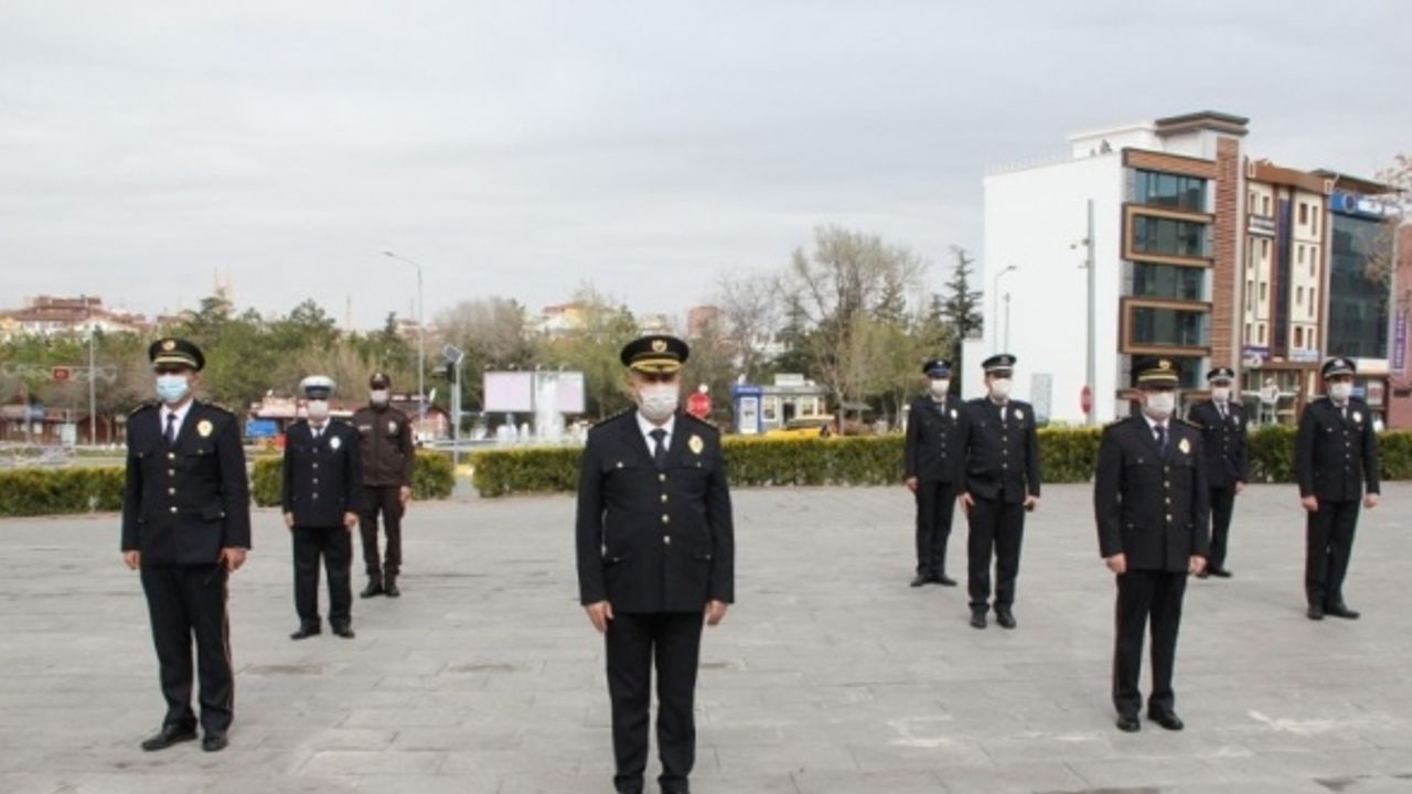 Sosyal mesafe ile Atatürk Anıtı’na çelenk sunumu yapıldı