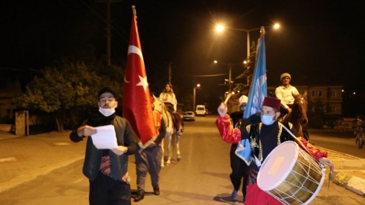 Nevşehir’de vatandaşlar manilerle sahura kaldırıldı