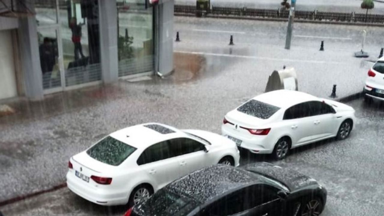 Nevşehir’de dolu yağışı yolları beyaz örtüye bürüdü