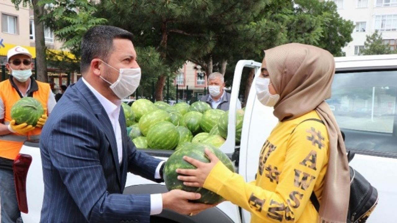 Nevşehir Belediye Başkanı Arı, LGS’ye girecek öğrencilere karpuz dağıttı
