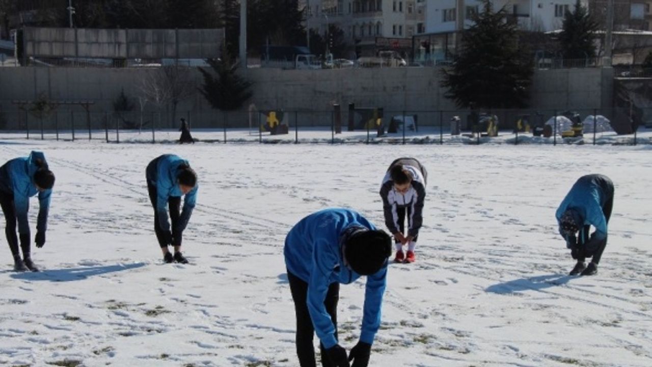 Nevşehirli atletler dondurucu soğukta şampiyonaya hazırlanıyor