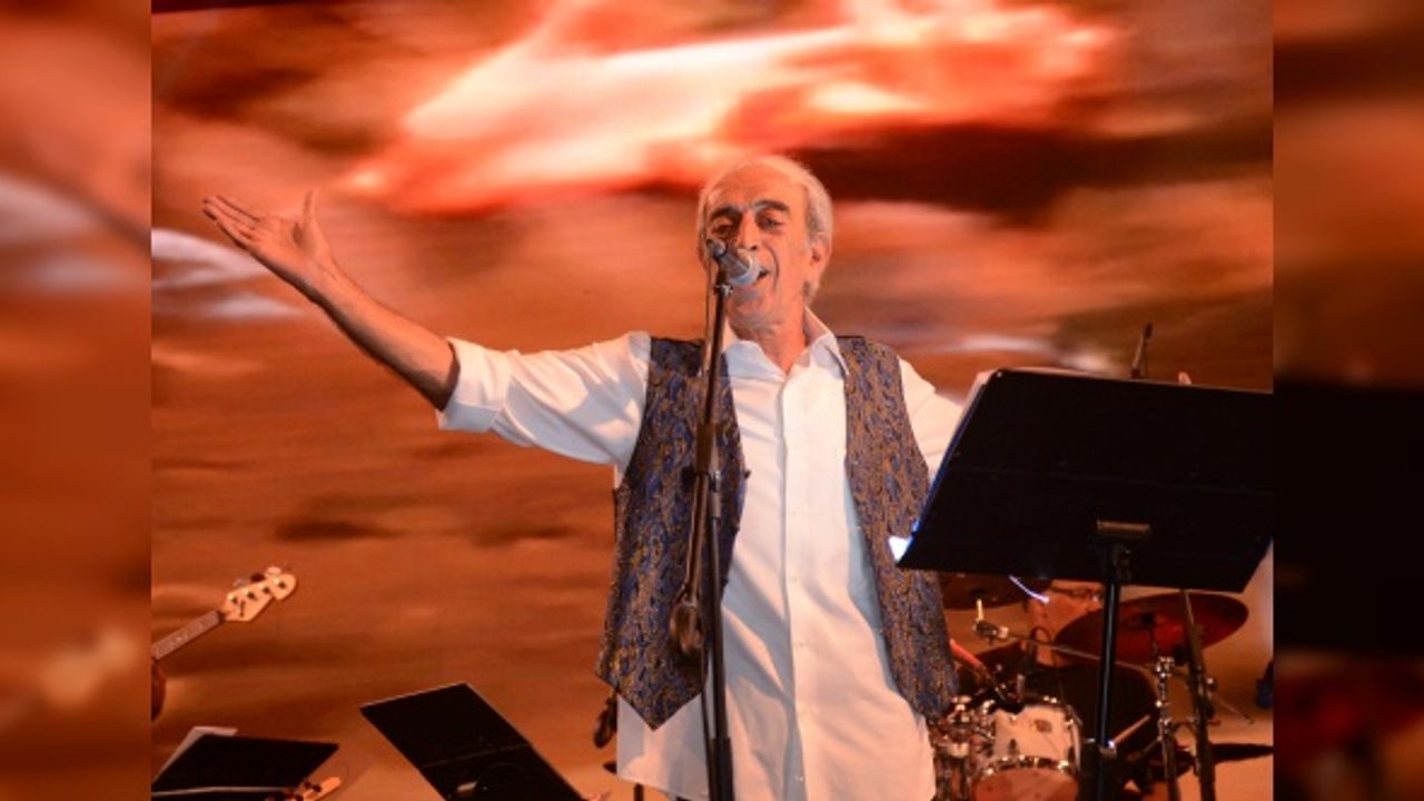 Edip Akbayram Şarkılarıyla Avanosluları coşturdu.