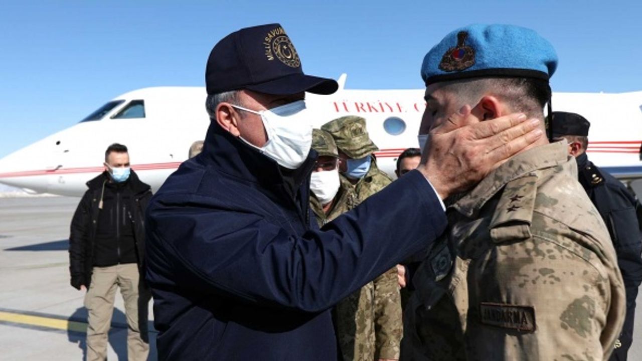 Millî Savunma Bakanı Hulusi Akar, Beraberindeki TSK Komuta Kademesi ile Irak Sınır Hattına Gitti