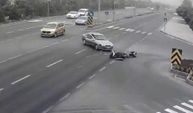 Otomobile çarpan motosiklet sürücüsü yerinden kalkamadı kaza anı kameralara