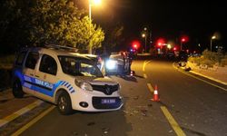 Dur ihtarına uymayan sürücü polis aracına çarptı: 3 yaralı