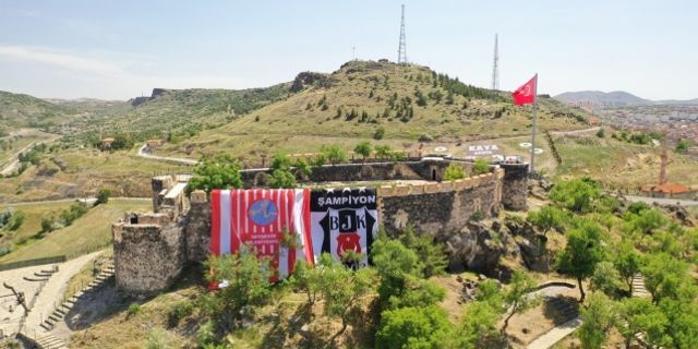 Nevşehir Kalesi’ne dev Beşiktaş bayrağı asıldı