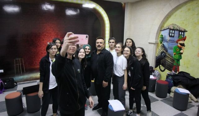 Ünlü Ses Sanatçısı Bülent Serttaş Nevşehir Doğa Kolejini ziyaret etti