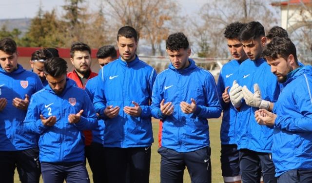 Nevşehir Belediye Sporlu Futbolculardan Antrenman Öncesi Mehmetçik İçin Dua