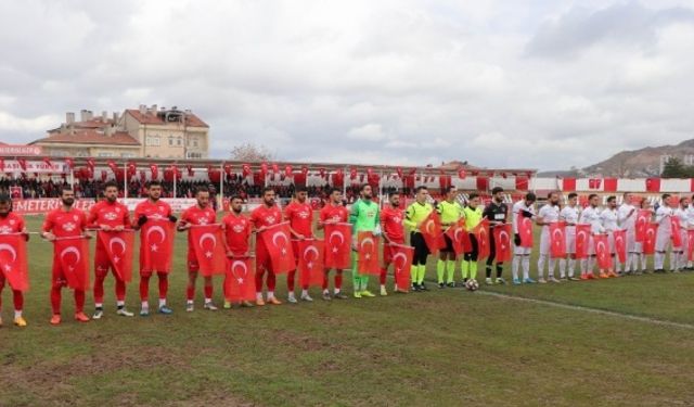 Futbolcular ve hakemler maça Türk bayraklarıyla çıktı