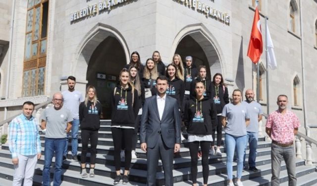 Nevşehir Belediyespor Kadın Voleybol Takımı İçin İmza Töreni Düzenlendi