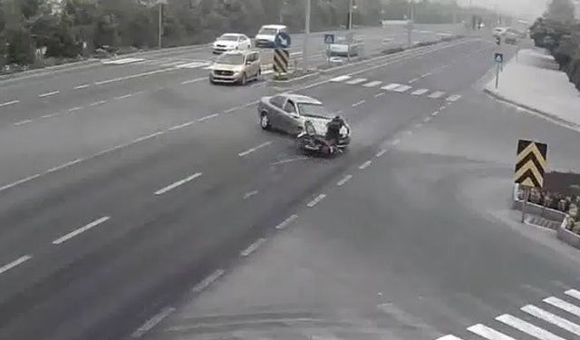 Otomobile çarpan motosiklet sürücüsü yerinden kalkamadı