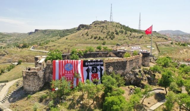 Nevşehir Kalesi’ne dev Beşiktaş bayrağı asıldı