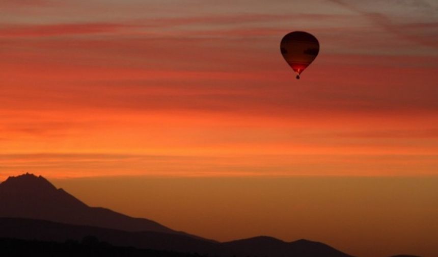 Kapadokya’da balonların görsel şöleni kendisine hayran bırakıyor