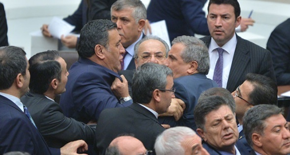 İçişleri Bakanı Efkan Ala, CHP sıralarına dönüp,teröristlerin 8 Mayıs 2013 tarihinde geri çekilmeye başladıklarını, geri çekilmenin Gezi Parkı olayları ile birlikte durduğunu belirterek “Gezi olaylarının göbeğinde kim vardı? Sizin Genel Başkanınız ‘ben Taksim&#039;e çıkacağım’ dedi, çıktıda” diye konuştu. Bakanın sözlerinin ardından AK Partili ve CHP’li milletvekilleri birbirlerinin üzerine yürüdü.