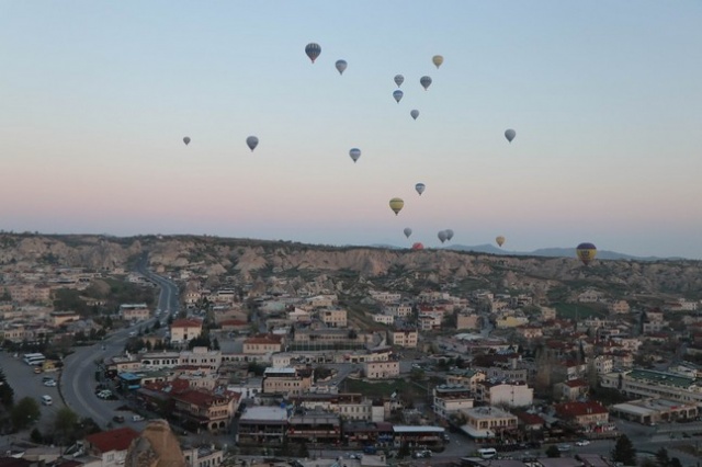 Türkiye’nin önemli turizm merkezlerinden Kapadokya’da yerli ve yabancı turistler sabahın ilk ışıklarıyla birlikte peribacalarını yerden binlerce metre yüksekten kuş bakışı izlemek için balon turlarına katılıyor.